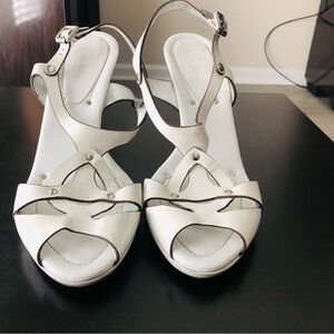 COLE HAAN classy heel shoe for women. Size: 9B